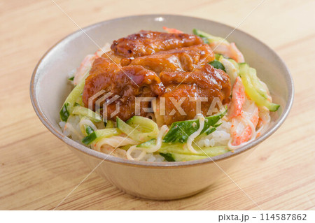 鶏照り焼きとサラダ丼 114587862