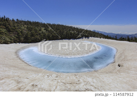 雪解けの八幡平鏡沼 114587912