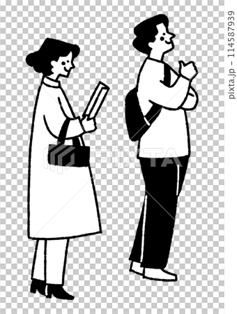 展覧会で絵を見ている中年夫婦_2 114587939