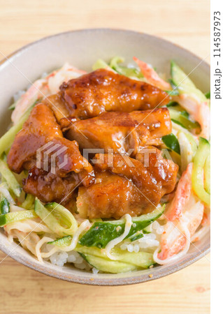 鶏照り焼きとサラダ丼 114587973