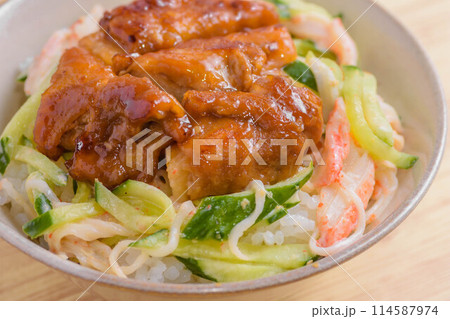 鶏照り焼きとサラダ丼 114587974