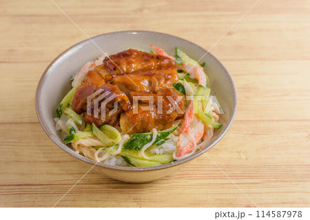鶏照り焼きとサラダ丼 114587978