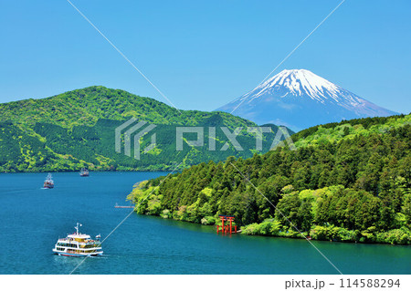 初夏の青空と新緑の箱根　そして富士山 114588294