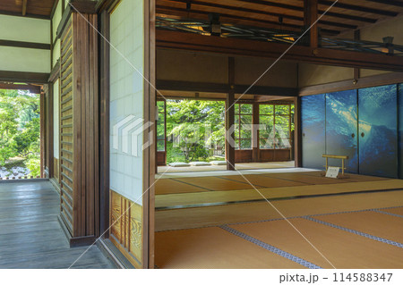 新緑の京都 臨済宗 興聖寺(織部寺) 方丈庭園 「青波」の襖 新緑の京都 臨済宗 興聖寺(織部寺) 方丈庭園 「青波」の襖 114588347