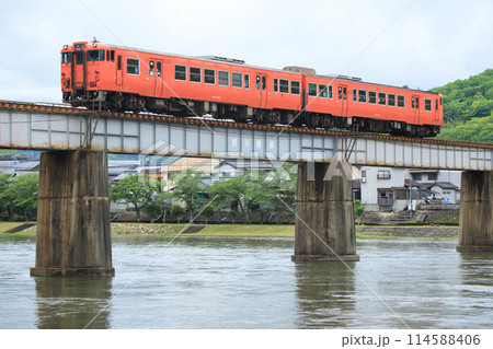 旭川橋梁を渡るキハ47形首都圏色（JR西日本） 114588406
