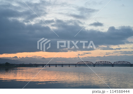 朝の河川敷にて 朝の河川敷にて 114588444