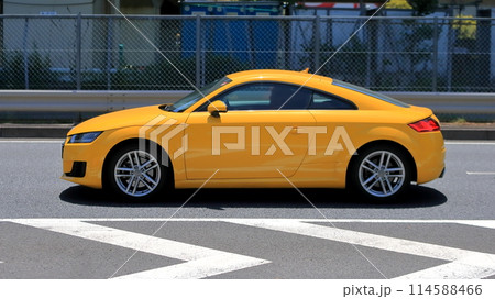 黄色いスポーツカー　イメージ 114588466