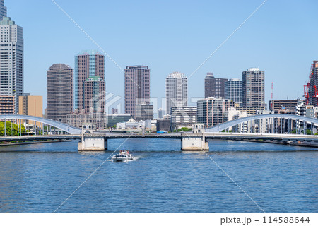 隅田川に架かる勝鬨橋と高層マンション群 2024.05　c-1 114588644
