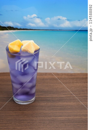 自分で撮った写真を見ながらドリンクで一息 自分で撮った写真を見ながらドリンクで一息 114588892