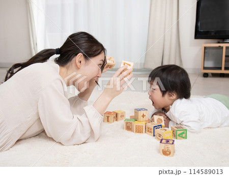 母子　遊び　乳児　積み木　保育士 114589013