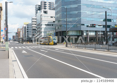 東宿郷交差点付近を走るライトレール 114589466
