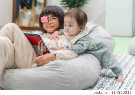 歳の離れた姉妹 姉と妹 114590035