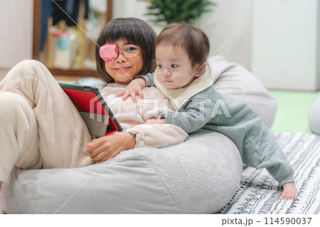 歳の離れた姉妹 姉と妹 114590037