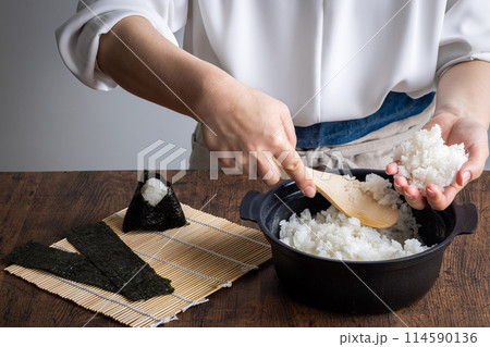 おにぎりを握る手元　Japanese food 114590136