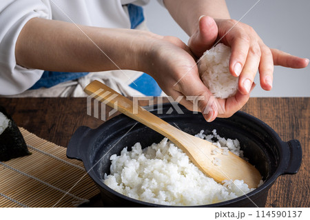 おにぎりを握る手元　Japanese food 114590137