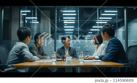オフィスの会議室でミーティングをする日本人の同僚 114590609