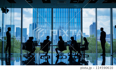 オフィスの会議室でミーティングをする日本人の同僚 114590610