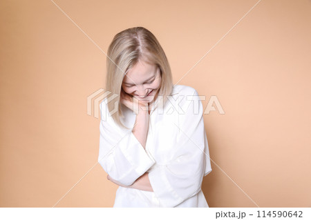 外国人女性のうつむき 114590642