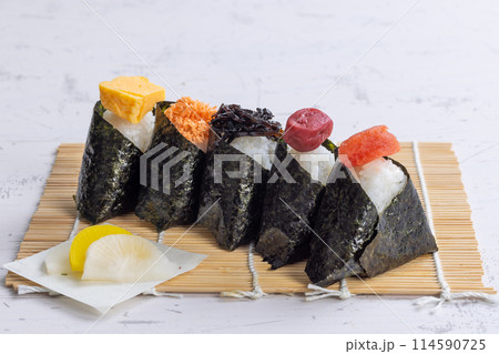 並べられたおにぎり　rice ball 114590725