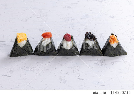 並べられたおにぎり rice ball 並べられたおにぎり rice ball 114590730