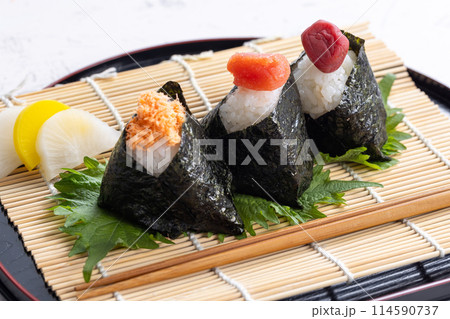 おにぎり rice ball おにぎり rice ball 114590737