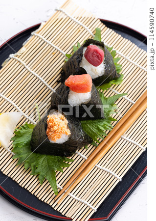 おにぎり　rice ball 114590740