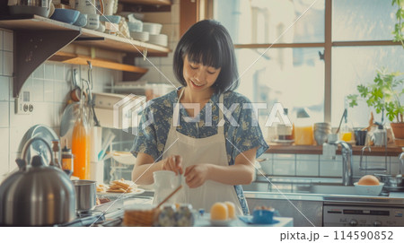 キッチンで朝食をとる美しい若い日本人女性のポートレート 114590852