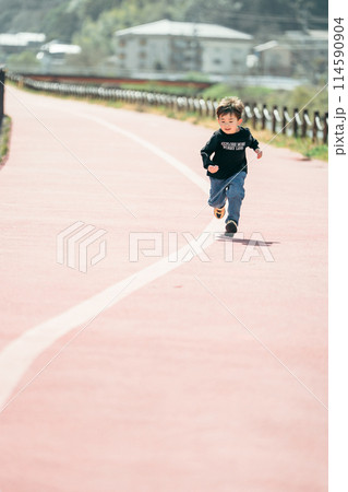子供 遊ぶ 仲良し 子供 遊ぶ 仲良し 114590904