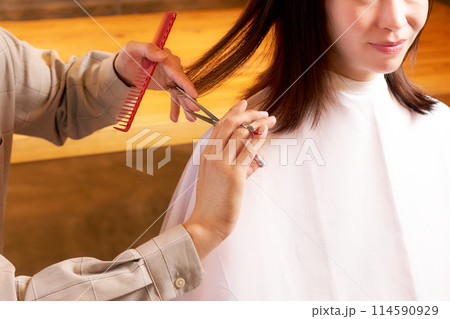 髪をカットするヘアスタイリストの手元 114590929