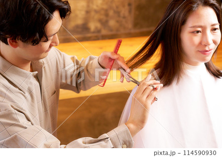 髪をカットする美容師の手元 髪をカットする美容師の手元 114590930