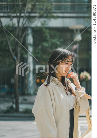 休日に都心でウィンドウショッピングを楽しむ女性 休日に都心でウィンドウショッピングを楽しむ女性 114590971