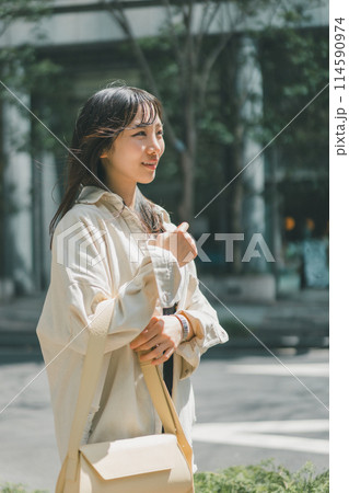 休日に都心でウィンドウショッピングを楽しむ女性 114590974