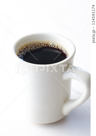 お気に入りのマグカップに淹れたてのコーヒーを入れてひと休みしているイメージ お気に入りのマグカップに淹れたてのコーヒーを入れてひと休みしているイメージ 114591174