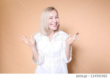 外国人女性の思いつきポーズ 114591462