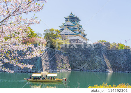【春の大阪城公園】大阪城天守閣と御座船【桜】 【春の大阪城公園】大阪城天守閣と御座船【桜】 114592301