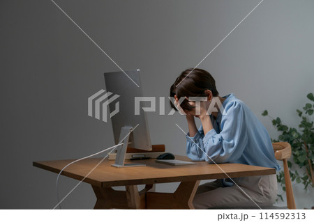仕事に疲れた女性 仕事に疲れた女性 114592313