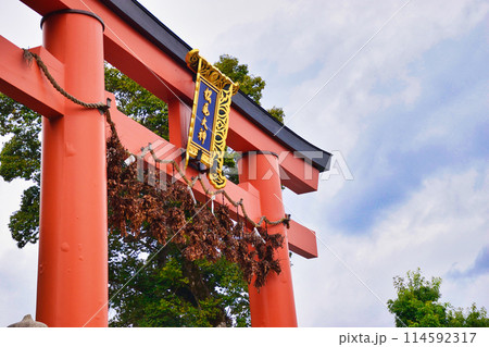 京都　松尾大社　赤い鳥居と脇勧請（京都府京都市西京区） 114592317