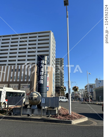 埼玉県鴻巣市の鴻巣駅前にある、花火の四尺玉煙火筒です。 114592324