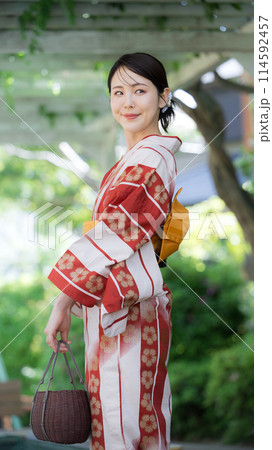 緑の屋外で浴衣を着る女性 振り返る見返り美人 縦 緑の屋外で浴衣を着る女性 振り返る見返り美人 縦 114592457