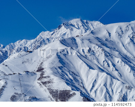 真冬の北アルプスと快晴の空　長野県白馬村 114592473