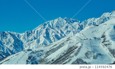 真冬の北アルプスと快晴の空　長野県白馬村 114592476