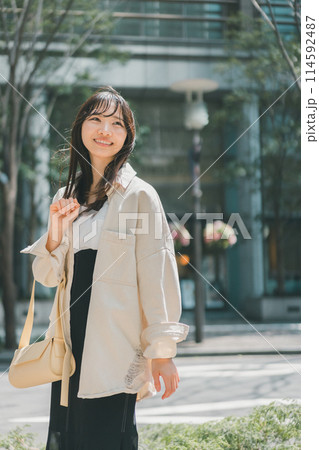 街を歩く若い女性 114592487