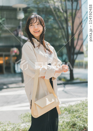 街を歩く若い女性 街を歩く若い女性 114592488