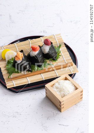 おにぎり　rice ball 114592707