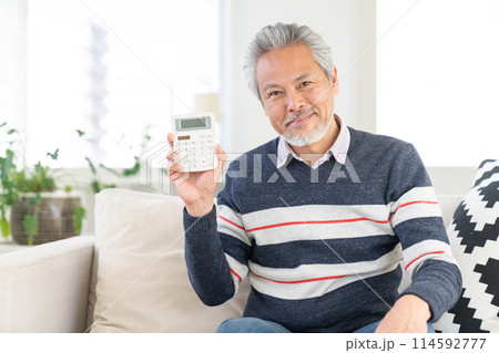 シニア男性　電卓 114592777