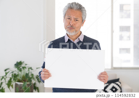 シニア男性　ホワイトボード　考える 114592832