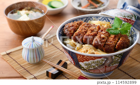 熱々のかつ丼と味噌汁の和食膳セット 114592899