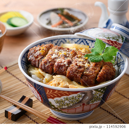 熱々のかつ丼と味噌汁の和食膳セット 熱々のかつ丼と味噌汁の和食膳セット 114592906