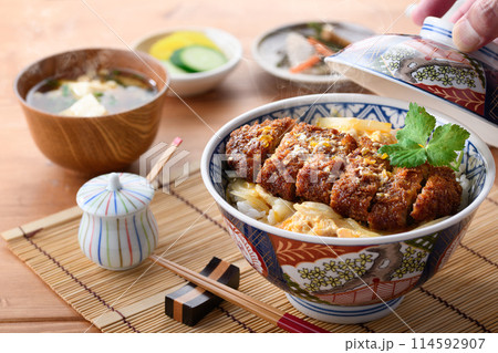 熱々のかつ丼と味噌汁の和食膳セット 114592907
