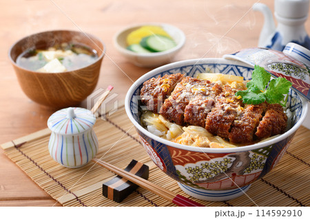 熱々のかつ丼と味噌汁の和食膳セット 熱々のかつ丼と味噌汁の和食膳セット 114592910